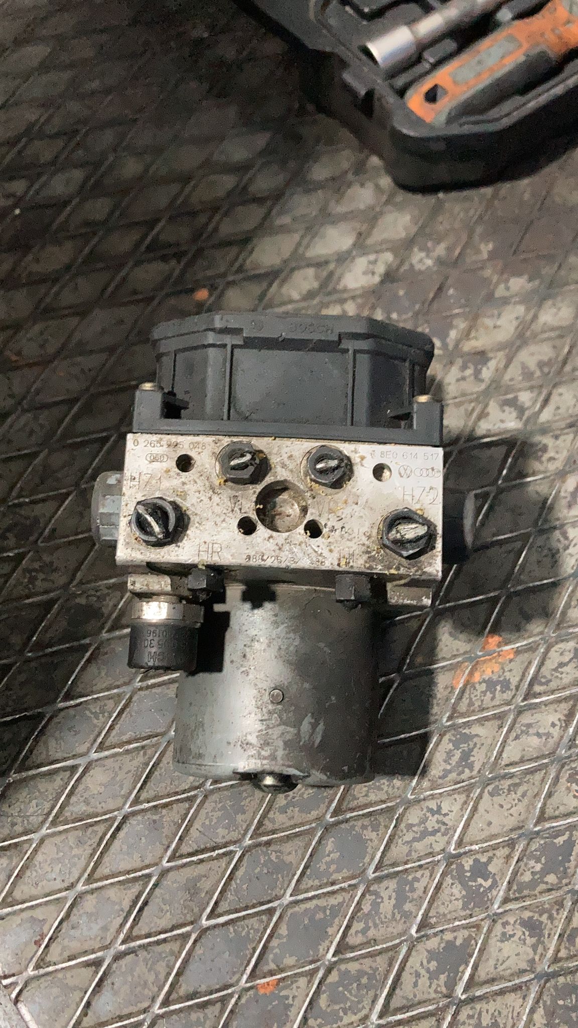 audi a4 cıkma orjinal abs beyni 4b0614517g lu