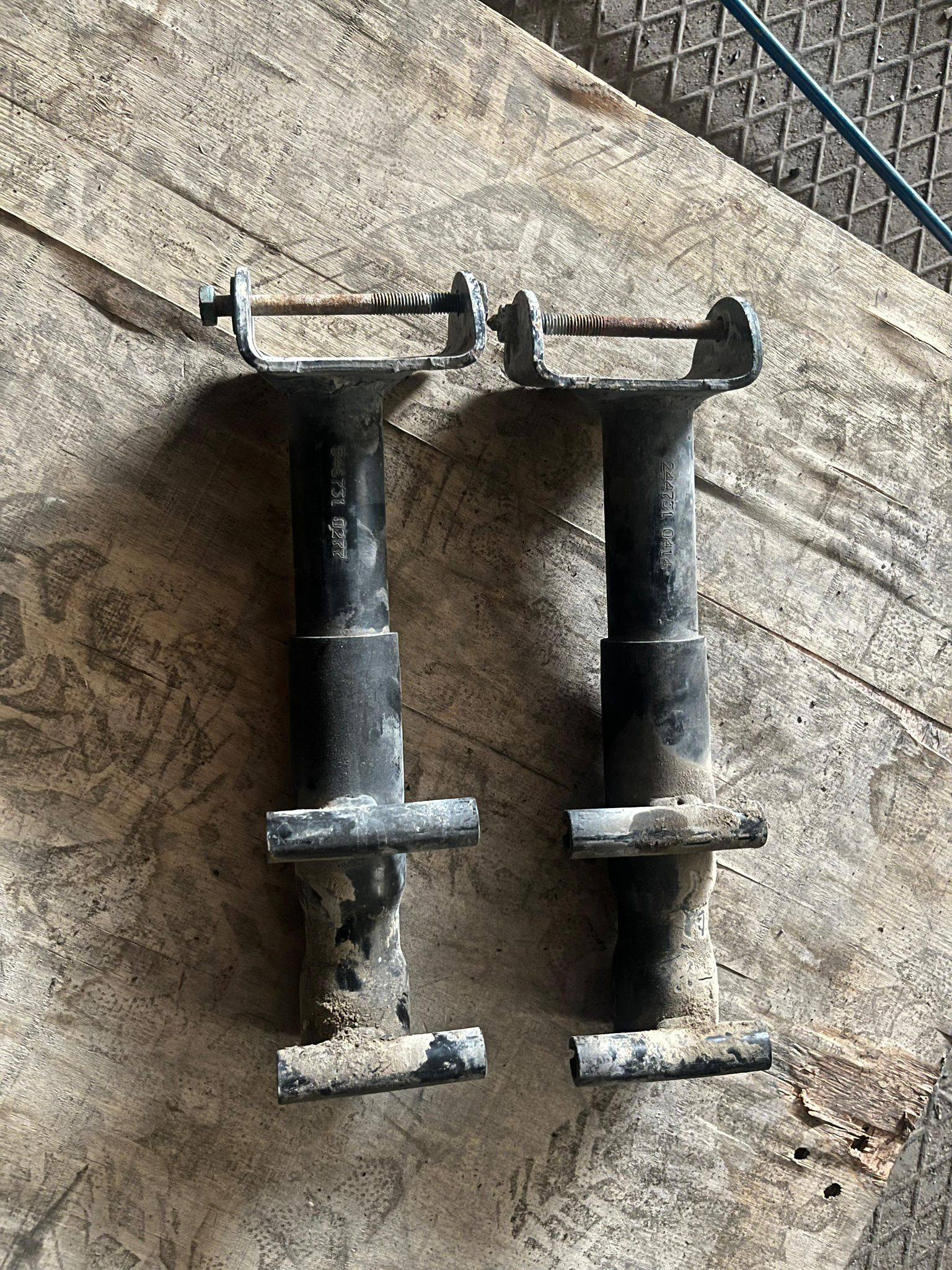 Pasat b5 arka tampon demir  ayağı sağ sol çıkma